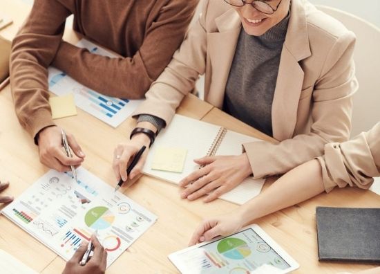 Workshop mit mehreren Fachleuten – interdisziplinäre Zusammenarbeit.