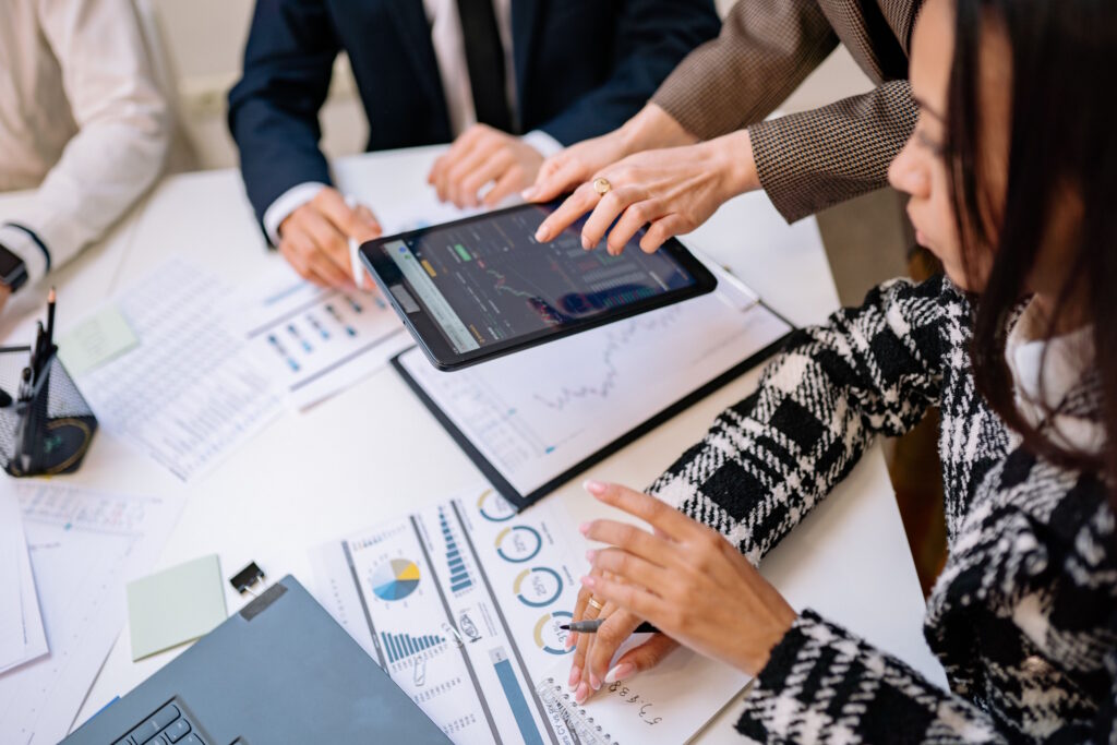 Team bespricht IT-Beratung, Umsetzung und Betrieb anhand digitaler Analysen auf einem Tablet.