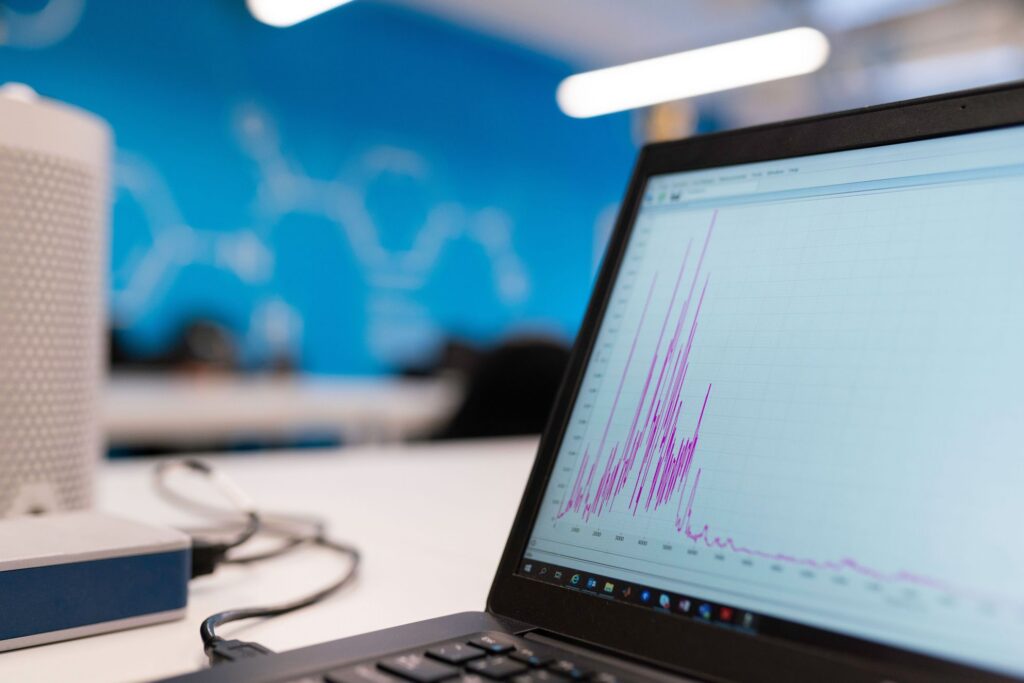 Laptop mit Systemanalyse und Monitoring-Daten als Symbol für IT-Betrieb und Risikotransparenz.