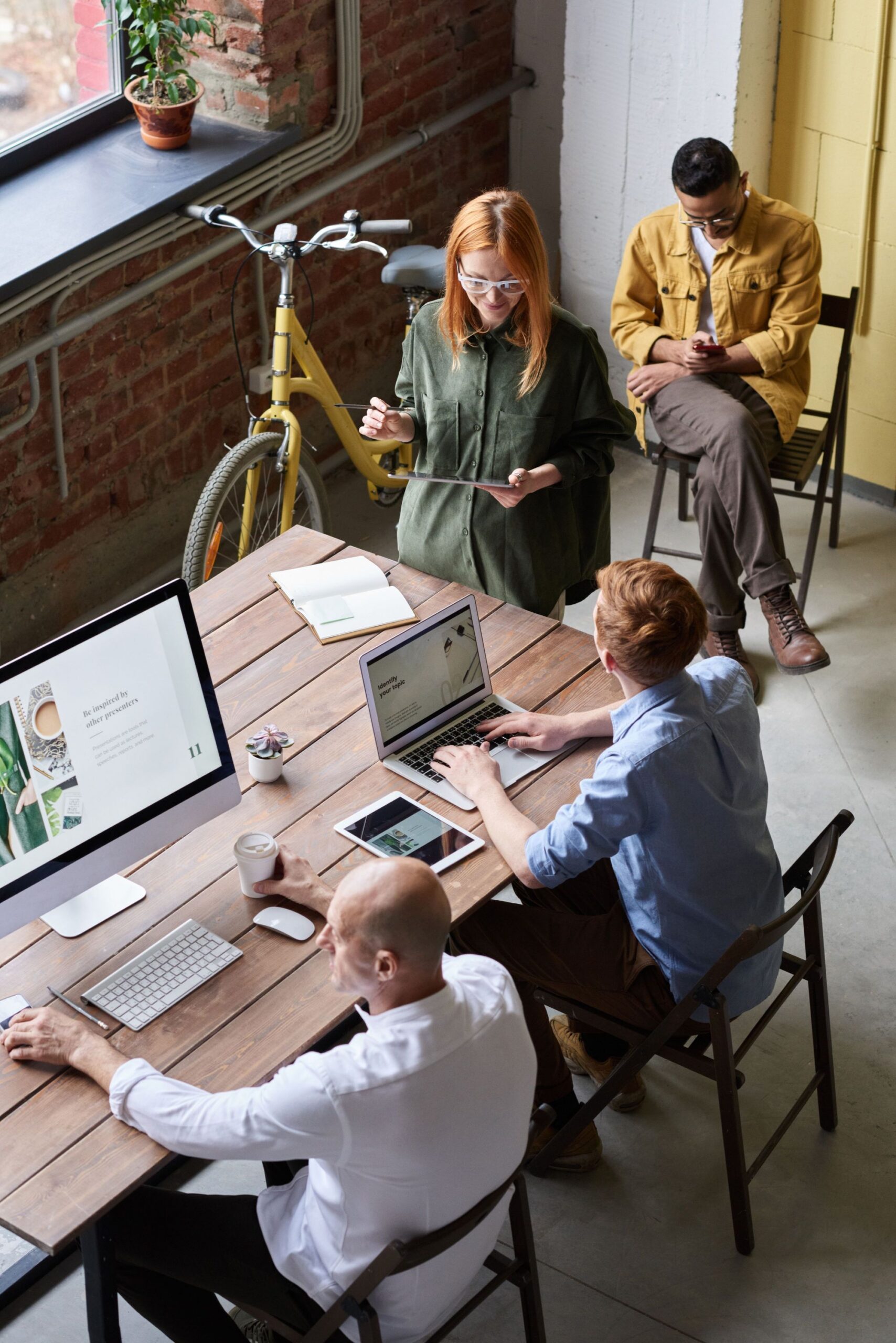 Team arbeitet gemeinsam an Cloud-Lösungen und digitalen Arbeitsplätzen.