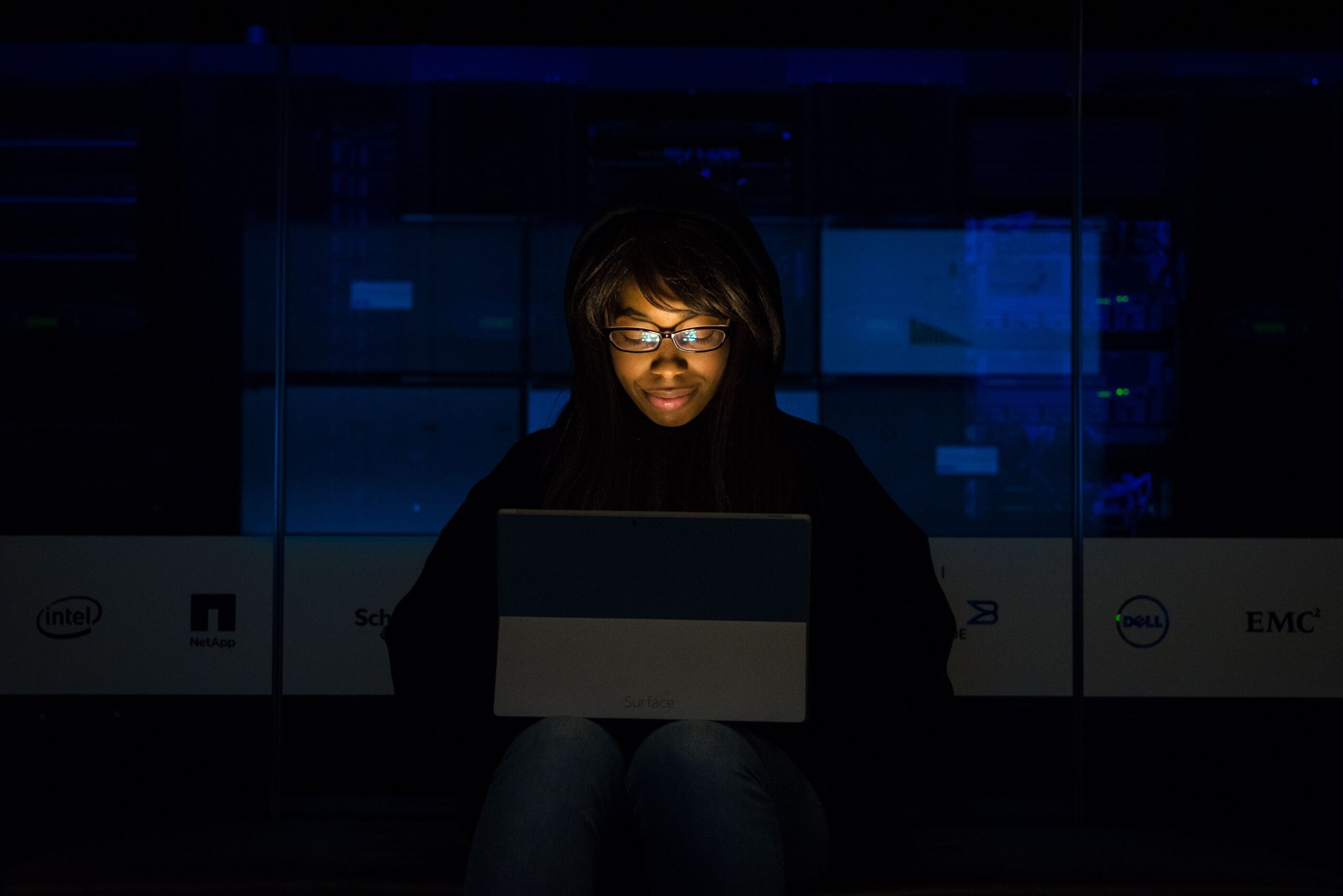 IT-Security-Spezialistin überwacht Systeme in einem Rechenzentrum.