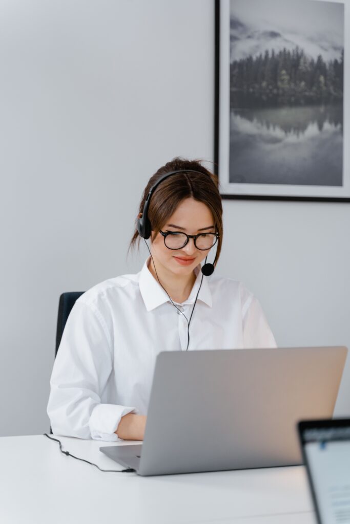 Mitarbeiterin im IT-Service unterstützt Anwender am Laptop.
