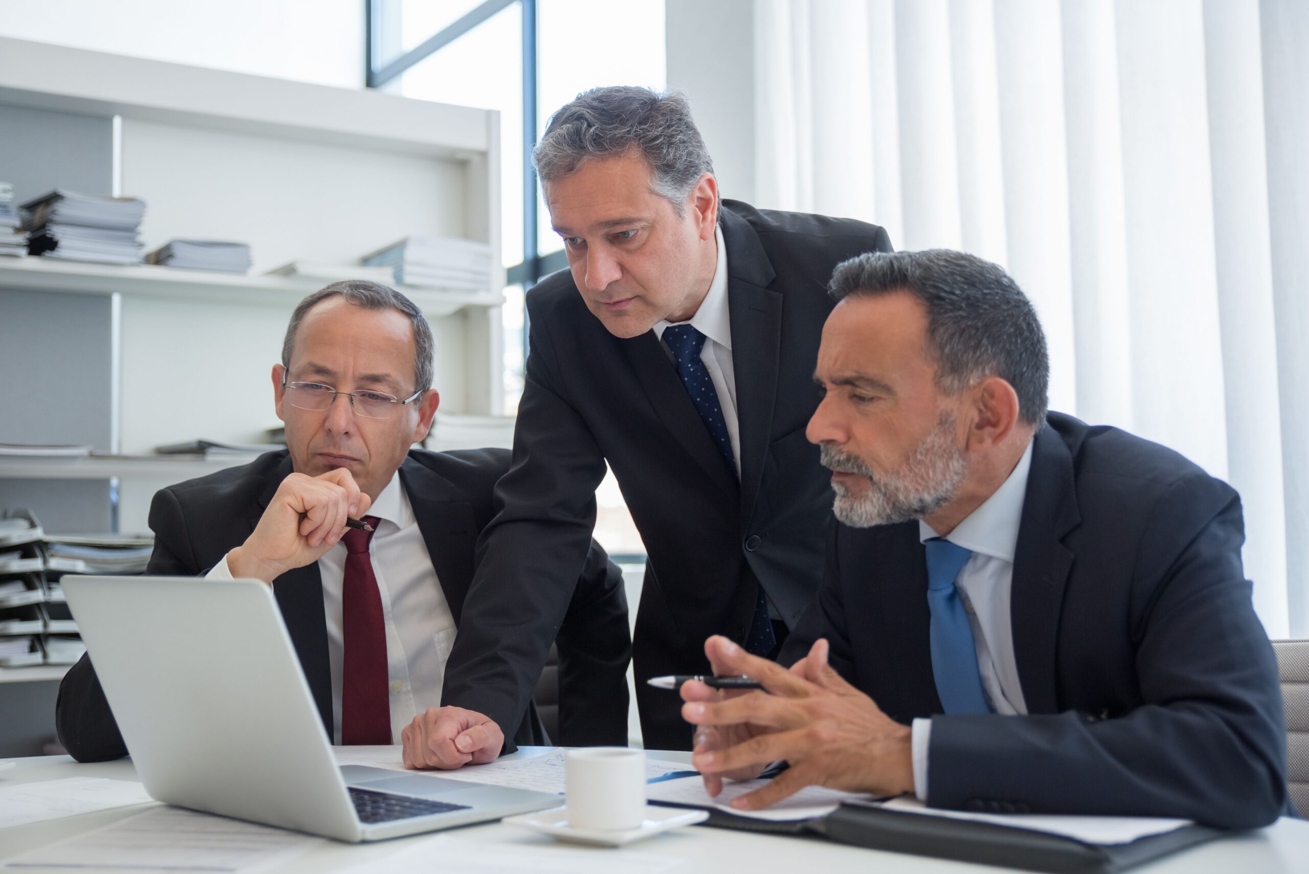 Managementteam trifft nachvollziehbare Entscheidungen in einem IT-Projekt anhand gemeinsamer Informationen.