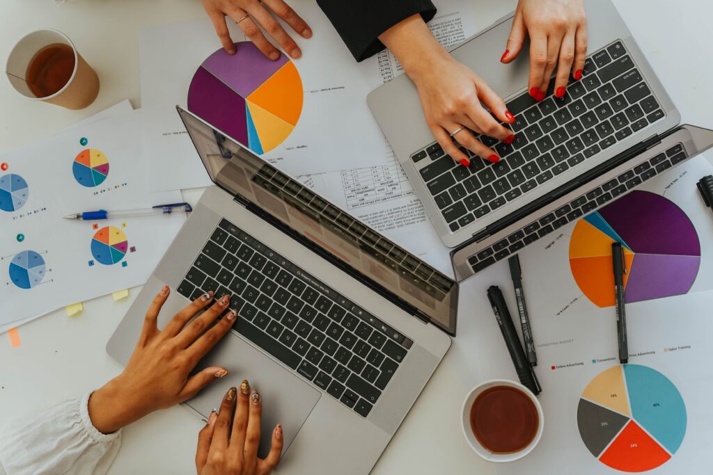 Team analysiert Kennzahlen, Diagramme und Unterlagen zur Priorisierung von IT-Maßnahmen.
