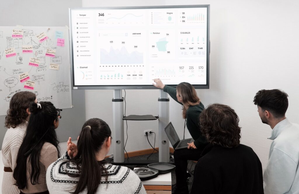 Team bewertet sichtbare Fortschritte eines IT-Projekts anhand eines Dashboards.